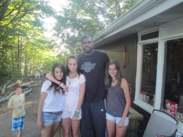 Ada Malia con sus amigas y el jugador de la NBA Amir Jhonson